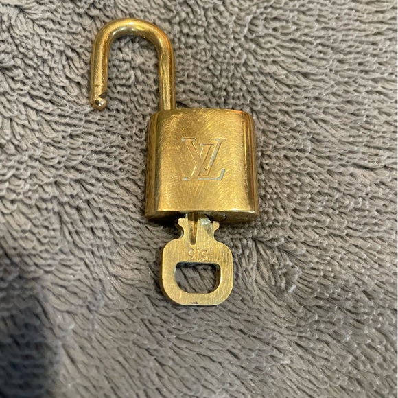 #313 Louis Vuitton Lock & Key #313 with unbranded choker chain - Picture 3 of 10